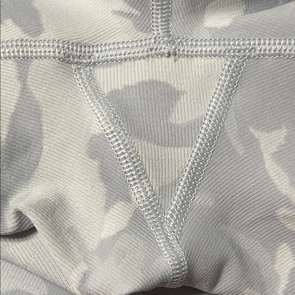 🚀Lululemon Athletica Light Gray Camo Leggings size 4 GUC - Picture 11 of 11